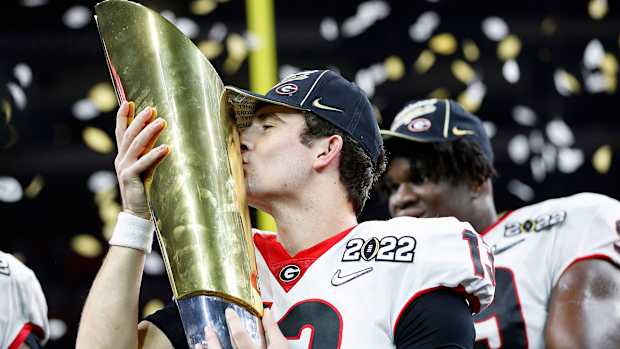 Stetson Bennett kisses the national championship trophy